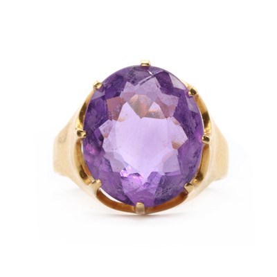 Lot 161 - A gold single stone amethyst ring