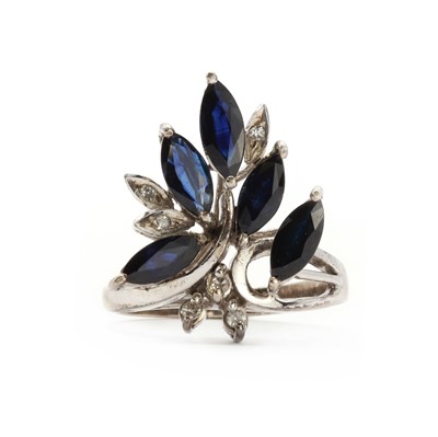 Lot 150 - A sapphire and diamond spray ring