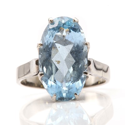 Lot 142 - A single stone aquamarine ring