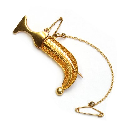 Lot 305 - A gold dagger brooch