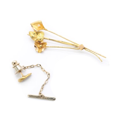 Lot 267 - A gold floral spray brooch