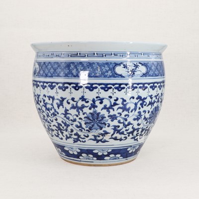 Lot 31 - A Chinese blue and white jardinière
