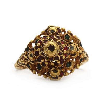 Lot 23 - A gold Thai princess ring