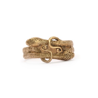 Lot 29 - A yellow metal two headed serpent ring