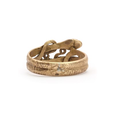Lot 29 - A yellow metal two headed serpent ring