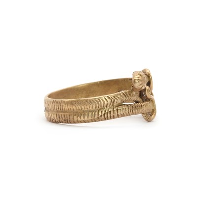 Lot 29 - A yellow metal two headed serpent ring