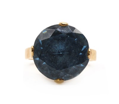 Lot 255 - A gold singe stone synthetic spinel ring