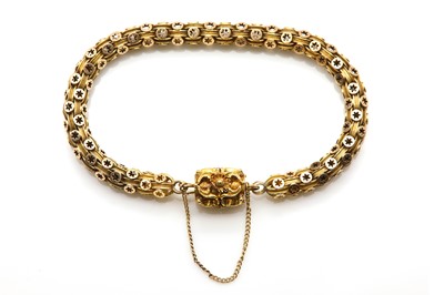 Lot 22 - A Victorian double belcher chain bracelet