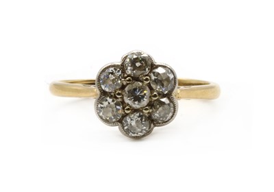 Lot 117 - An early 20th century diamond daisy cluster ring