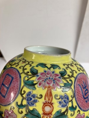 Lot 126 - A Chinese famille rose bowl