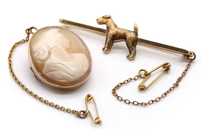 Lot 371 - A gold dog bar brooch