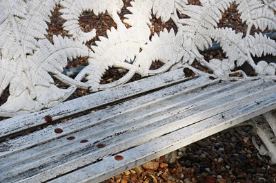 Lot 624 - A cast iron fern pattern garden seat