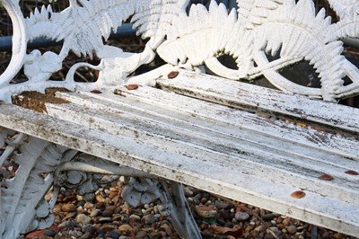 Lot 624 - A cast iron fern pattern garden seat