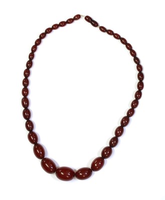 Lot 94 - A single row graduated Bakelite bead necklace