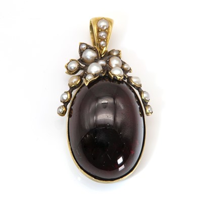 Lot 32 - A Victorian cabochon garnet and split pearl pendant