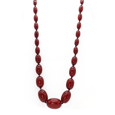 Lot 28 - A single row graduated Bakelite bead necklace