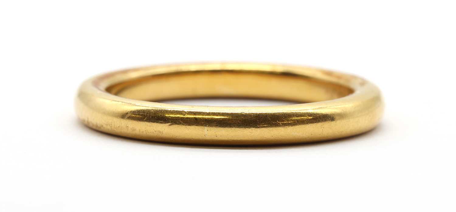 Lot 40 - A gold wedding ring