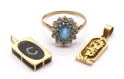 Lot 271 - A 9ct gold blue topaz and paste cluster ring