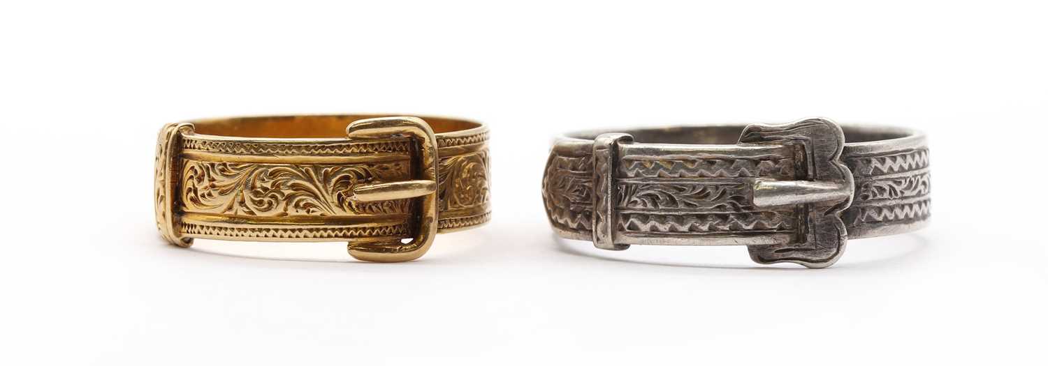 Lot 14 - A gold buckle ring