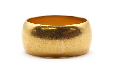 Lot 44 - A 22ct gold 'D' section wedding ring