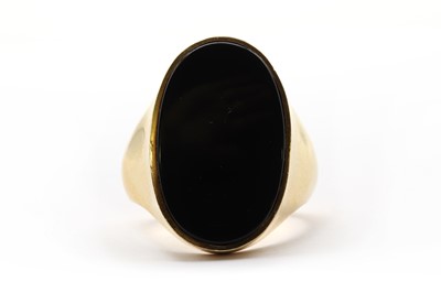 Lot 301 - A large gold onyx ring