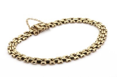 Lot 100 - A 9ct gold link bracelet