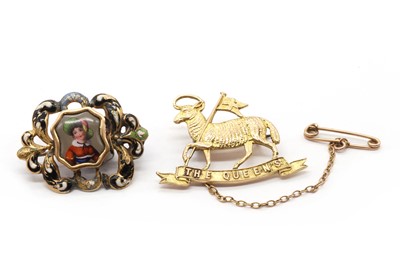 Lot 22 - A gold military sweetheart brooch