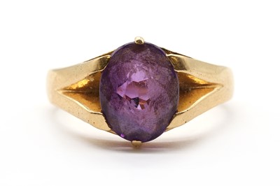 Lot 184 - A gold single stone amethyst ring