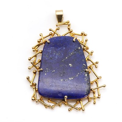 Lot 189 - A 9ct gold lapis lazuli pendant, c.1970