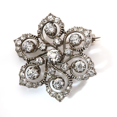 Lot 47 - A Victorian diamond set flower head brooch/pendant, c.1890