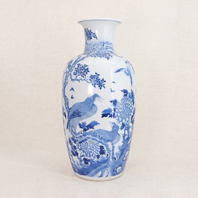 Lot 211 - A Chinese blue and white vase