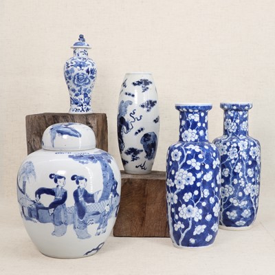 Lot 289 - A collection of Chinese blue and white