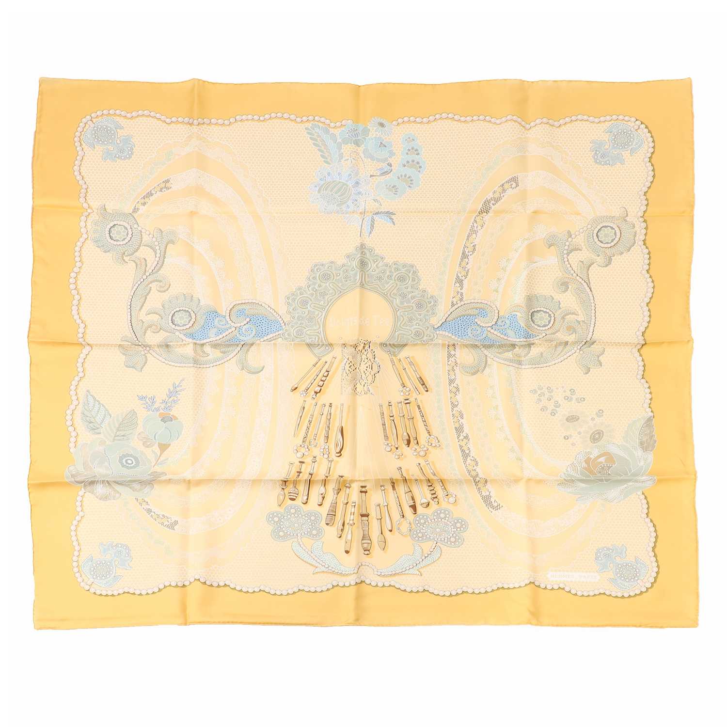 Carré Hermès "Doigts De Fée" - Occasion Très Bon État - Écharpe Ou Foulard De Luxe
