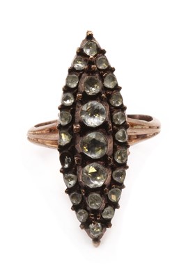 Lot 76 - A gold diamond cluster ring