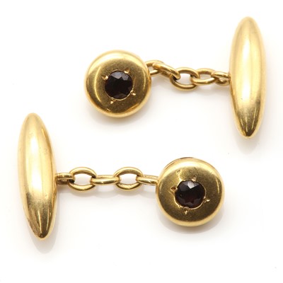 Lot 101 - A pair of Edwardian garnet set chain link cufflinks