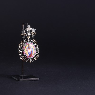 Lot 156 - A baroque set pendant depicting Mary and the Christ Child in polychrome