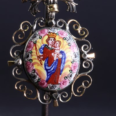 Lot 156 - A baroque set pendant depicting Mary and the Christ Child in polychrome