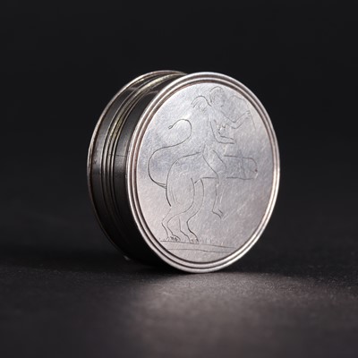 Lot 174 - A George III circular silver vinaigrette