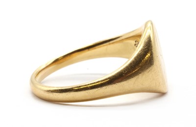 Lot 212 - An 18ct gold signet ring