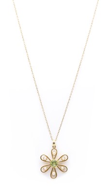 Lot 17 - An Edwardian gold peridot and split pearl pendant