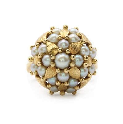 Lot 175 - A gold cultured pearl cluster ring