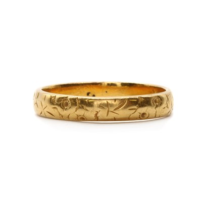 Lot 5 - A Victorian 22ct gold 'D' section wedding ring