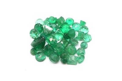 Lot 227 - A quantity of unmounted mixed cut emeralds