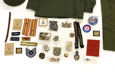 Lot 167 - A collection of U.S military items