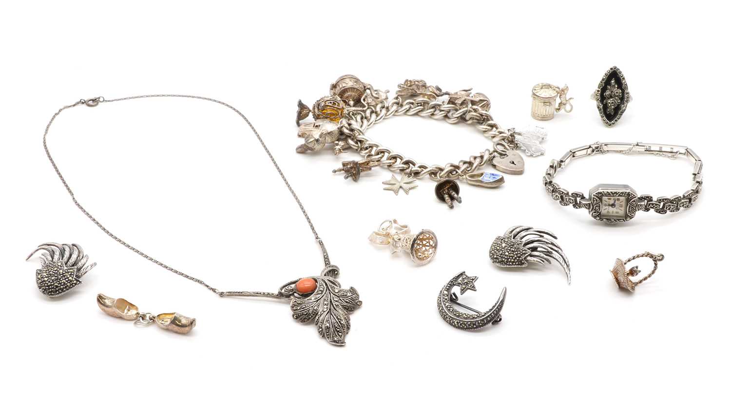 Lot 294 - A collection of silver jewellery