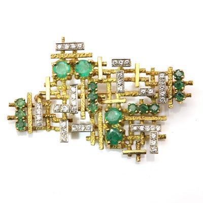 Lot 40 - An emerald and diamond modernist brooch/pendant, c.1970