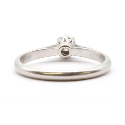 Lot 88 - A platinum single stone diamond ring