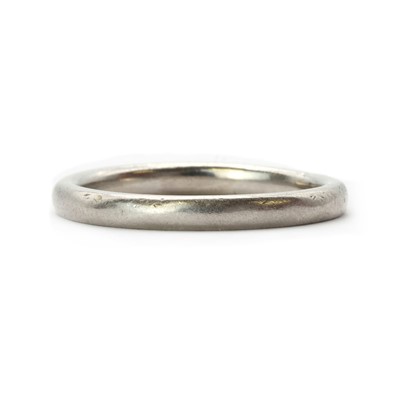 Lot 90 - A platinum faceted wedding ring