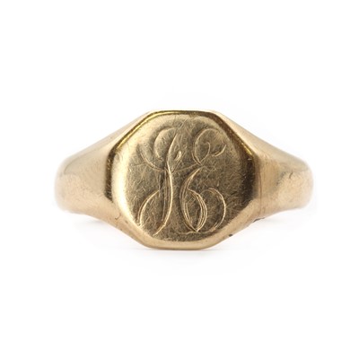 Lot 345 - A 9ct gold signet ring