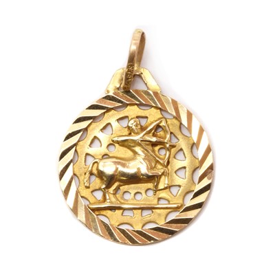 Lot 37 - A gold zodiac pendant